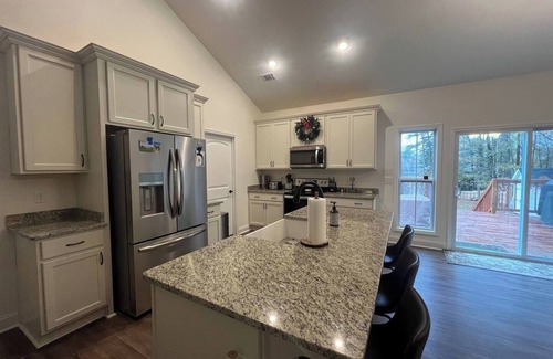 Evans House | 3bed/2bath Lake Front Home Available for Masters