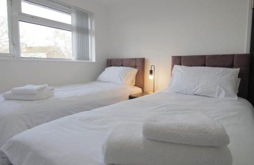 Leamington Spa Apartment | 3Bed Central Flat - free parking