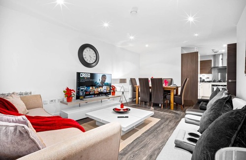 Birmingham City Centre Apartment | 3Bedroom 5 Bed Apt with Parking