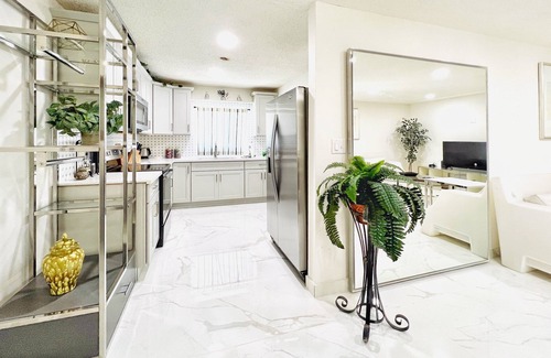 Beverly Green Apartment | 3BR,APARTMENT,Las Vegas,Strip,LVCC,convention,Sphere,SemaShow,CES,freePark,WIFI