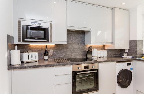 Montpelier House | 3BR Central Patio Home with Parking