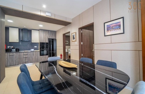 Fgura Apartment | 3BR Designer Stay with Outdoor Space, WIFI & AC !