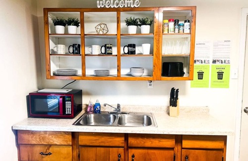 Near Eastside House | 3BR Home: 6 Beds, 4 TVs, Large Parking Area
