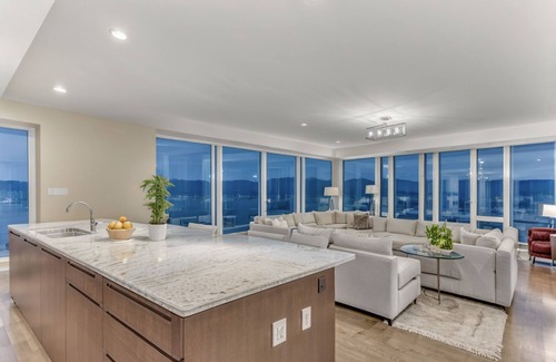 Coal Harbour Apartment | 3BR Luxury Haven: Skyline Views, Spa Retreat, Prime Downtown Locale!