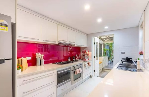 Glebe House | 3BR Retro Escape ICC & Darling Harbour