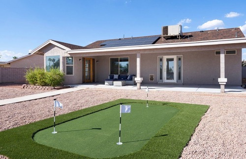 Glendale House | 3BR with Pool and Putting Green - 5 min away from Westgate/AZ Cardinals! Stadium