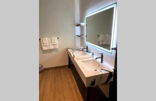 North Oakland Apartment | 3E-Spacious close to PITT/CMU/Carlow, Sleeps 4