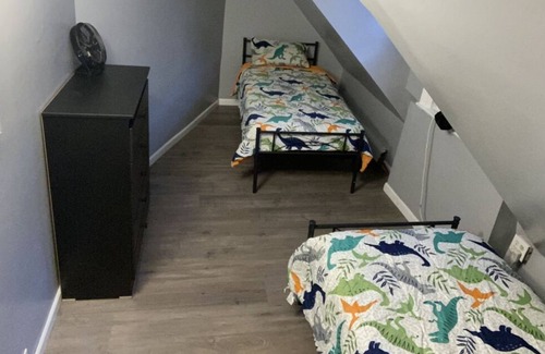 Irvington Apartment | 3rd flr Quaint & cozy Two Bedroom apt Close to NY- American dream Mall and more.