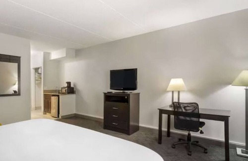 Mundelein Hotel | 4 Affordable Units Near Lakeview Beach & O'Hare | Free Breakfast Included
