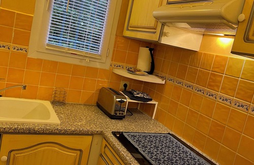 Arles House | 4* air-conditioned house, sleeps 6, enclosed garden , communal SWIMMING POOL.