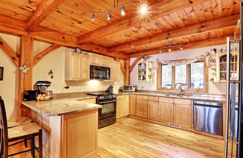 Muskoka Lakes Cottage | 4 bdrm, 2 bath, Lake Muskoka Cottage, Boat Port, Sun Deck, Hot Tub!