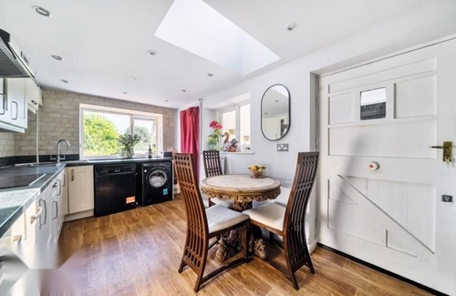 Dorchester House | 4 Bed-2 Bath-sleeps 8-large Garden-pet Friendly