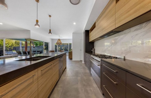 Alexandra Headland House | 4 Bedroom 2 Bath Pet Friendly Holiday House