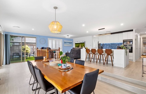 Wurtulla House | 4 bedroom 3 bathroom house on canal, sleeps 12, pool