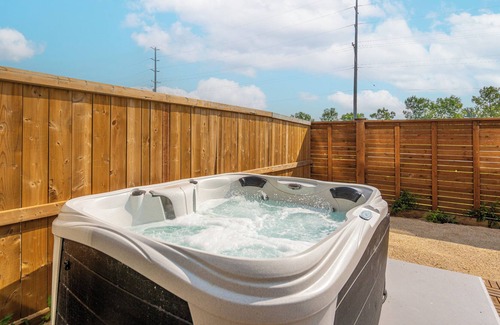 Fort Gary House | 4 Bedroom 3 Bathroom + HOT TUB + Parking