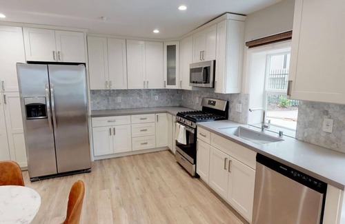 Oak Center Apartment | 4 Bedroom Apartment L-566039 by Houzlet