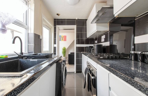 Bensham Manor House | 4-Bedroom, Home, Croydon, Sleeps 8! Family, Group And Contractor Friendly!