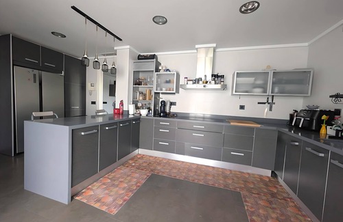 Torrent House | 4-bedroom house in delightful Torrent with fully equipped games room, AC, WiFi