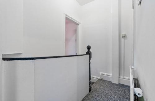 Eccles House | 4 Bedroom House in Eccles, Trafford, Manchester - Sleeps 10 - 3 Double Beds - 4 Single Beds - FREE PARKING, Garden & Fast Fibre Wi-Fi - Close to Trafford Centre, MediaCityUK, Salford Quays, and both Old Trafford stadiums