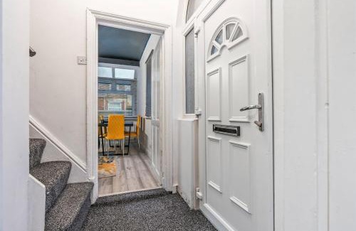 Eccles House | 4 Bedroom House in Eccles, Trafford, Manchester - Sleeps 10 - 3 Double Beds - 4 Single Beds - FREE PARKING, Garden & Fast Fibre Wi-Fi - Close to Trafford Centre, MediaCityUK, Salford Quays, and both Old Trafford stadiums