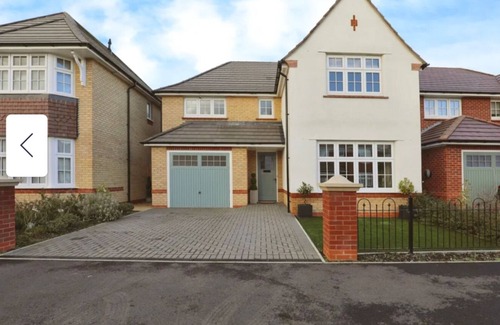 Halewood House | 4 Bedroom House - Sleeps 8, Free Parking, Garden
