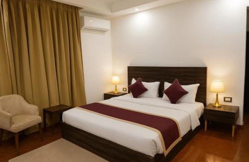 Gumla Hotel | 4 Bedroom Luxury Bungalow in Vrindavan - lavish & luxury Stay #only Family's Stags not allowed