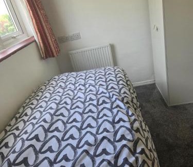 Staines House | 4-Bedroom Retreat in Staines with Private Garden & Easy Parking