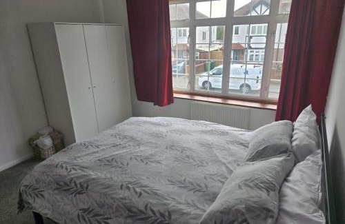 Staines House | 4-Bedroom Retreat in Staines with Private Garden & Easy Parking