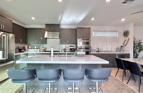 Irvine House | 4-Bedroom Sunlight Retreat in Irvine