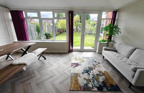 Solihull House | 4 Bedrooms- NR JLR -Central Solihull Town 10 Mins to NEC BHX HS2 M42 South Birmingham - Driveway Parking X3 Regular & Work Long Stays Welcome Available Lower - ARZ Stays