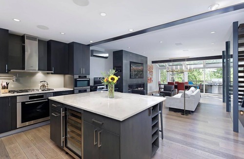 Aspen House | 4 BR- 2150 sq ft high end condo/steps to bus to 4 mountains