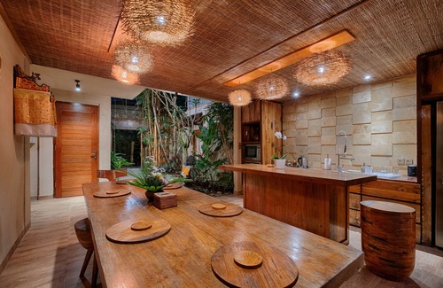 Ubud Villa | 4 BR Contemporary Elegance Villa in Ubud with Ethnic Touch and Tatched Roof