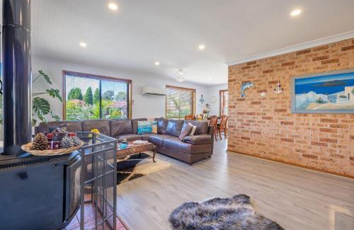 Salamander Bay House | 4 Gilchrist Rd - pet friendly, air con, Wi-Fi