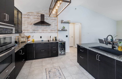 Briargrove House | 4 HUGE TVs, SLEEP UP to 14, GAMEs AMUSEMENT PARKs 2 OVENs PRINTER