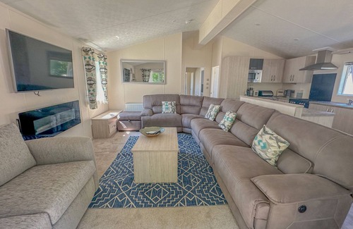 Saxmundham Cottage | 4 Lakeside (6) - sleeps 6 guests in 3 bedrooms