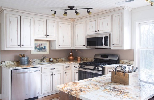 Highlands Cabin | 4 Min To Town, Screened Porch, Stunning Wooded Views, Dogs Ok,