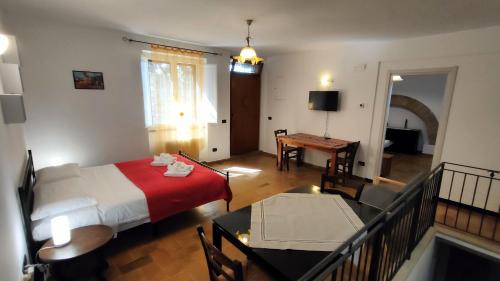 Assisi Apartment | 4 minuti da San Carlo Acutis, 8 ospiti, 140 mq, ALL'OMBRA DI SANTA CHIARA, Piano Terra 2 Ingressi 3 Camere 2 Bagni, Idromassaggio, Perfetto - La nostra Forza è PRESENZA LIVE 24-7, MyAssisiSuite, più di un semplice Appartamento - MÓWIMY PO POLSKU
