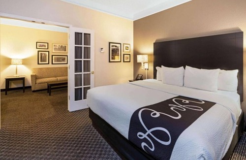 Superstition Springs House | 4 N/S King Bed One-Bedroom w/ Pool View at La Quinta Inn & Stes by Wyndham Mesa