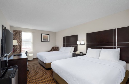 Graysville Hotel | 4 Separate Hotel Bedrooms with 2 Queen Beds in each room with attached bathroom