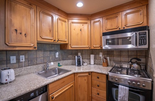 Zermatt Villa | 4-Star Zermatt Resort King Villa with Full Kitchen-Only 15 Mins to Park City!