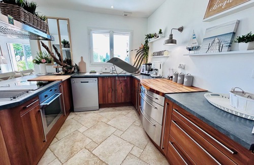 Port-des-Barques Villa | 4* villa with pool & sea view