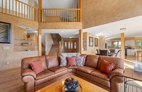 Rapid City House | 407 m² House ∙ 5 bedrooms ∙ 9 guests