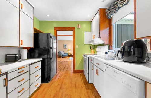 Queens Square House | 43-1 Heritage-King bed-Sleeps 6