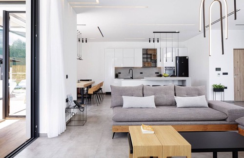 Pigi Villa | 4bdrm ensuite villa in Pigi, BBQ, Ping Pong, steps to taverna & shops