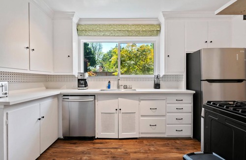 Valley Village House | 4bed 3bath villa with piano in Los Angeles by universal studio & Hollywood-12