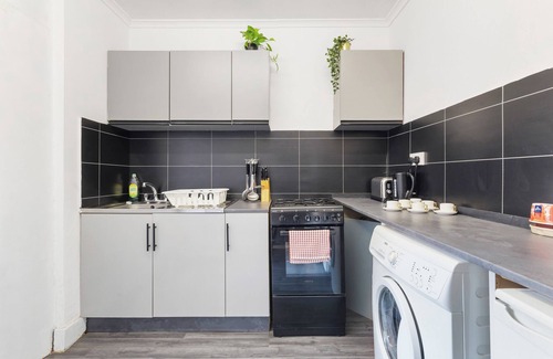 Tower Hill House | 4BR Central London Townhouse Next to Tower Bridge 2 Min Walk to Aldgate Station