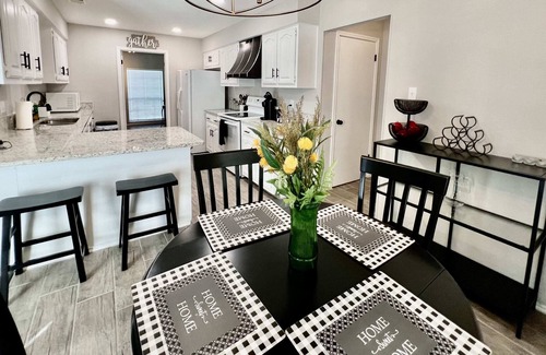 Universal City House | 4BR Fully Furnished Corporate Home Winter Specials
