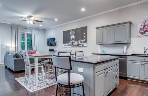 Highlands House | 4BR Great One's Getaway; Outdoor Tub & Fire Pit