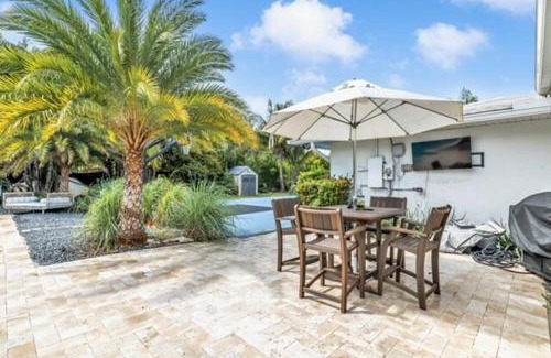Pompano Beach House | 4BR Jacuzzi, Heated Pool and Full-Size Ball Courts
