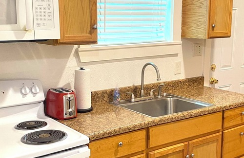 Wyandotte Apartment | 4Mi Downtown, Near Airport & Major Attractions, The Green House Unit A